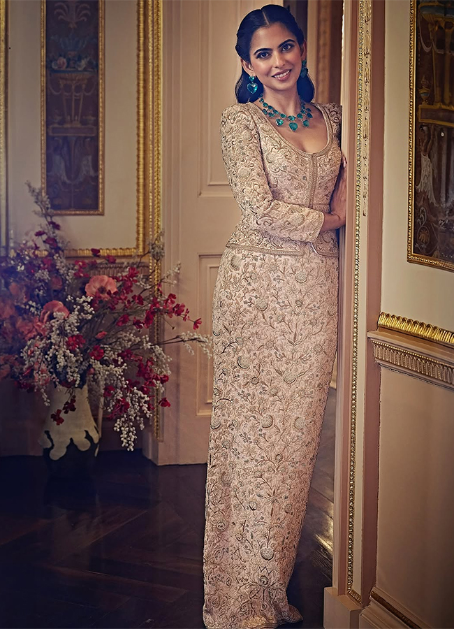 Nita_20Ambani_20and_20Isha_20Ambani_20slay_20at_20the_20Pink_20Ball_20in_20stunning__20_289_29.jpg 10