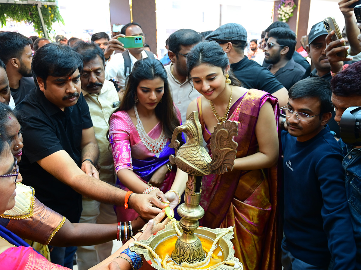 Tollywood_20Actress_20Ritika_20Nayak_20And_20Aishwarya_20Rajesh_20in_20Guntakal__20_2814_29.jpg 14