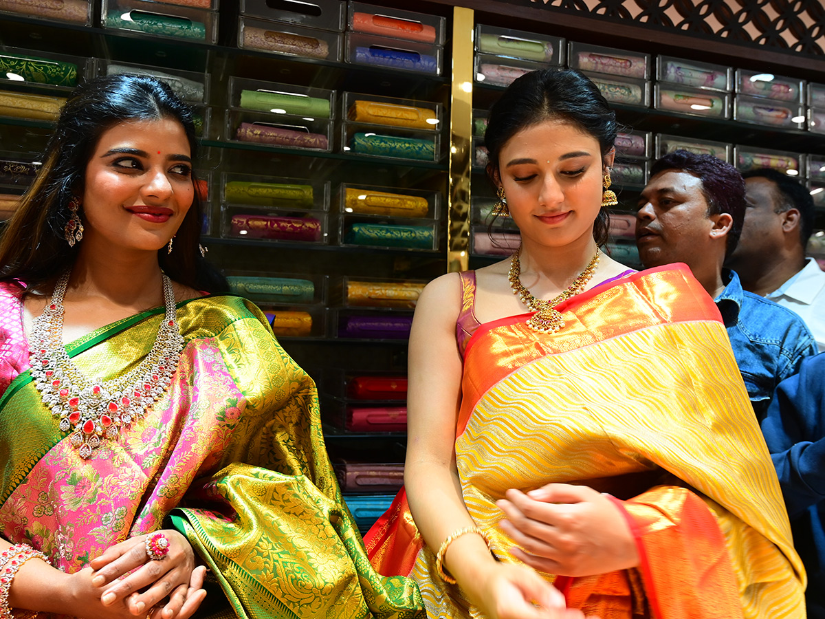 Tollywood_20Actress_20Ritika_20Nayak_20And_20Aishwarya_20Rajesh_20in_20Guntakal__20_286_29.jpg 6