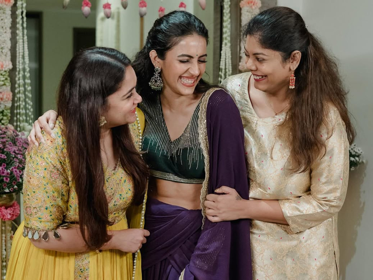 Niharika_20Konidela_20celebrates_20Diwali_20with_20friends_20Photos_20_284_29.jpg 3
