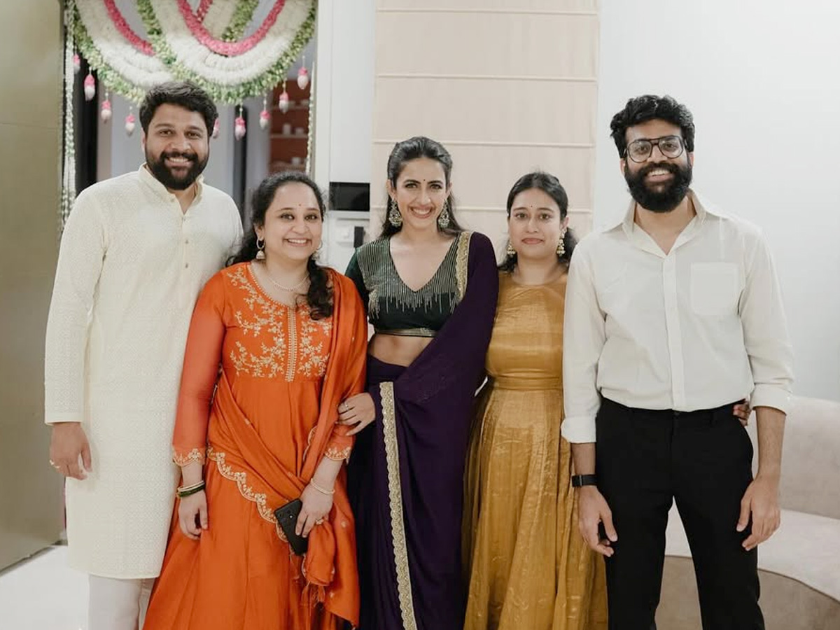 Niharika_20Konidela_20celebrates_20Diwali_20with_20friends_20Photos_20_288_29.jpg 7