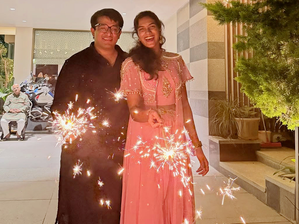 PV_20Sindhu_20And_20Saina_20Nehwal_20Celebrates_20Diwali_20Celebrations_20Photos_20_283_29.jpg 4