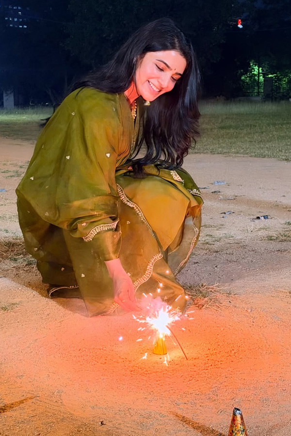 Samantha_20Diwali_20Celebrations_20with_20Raj_20Family_20Photos_20_287_29.jpg 3