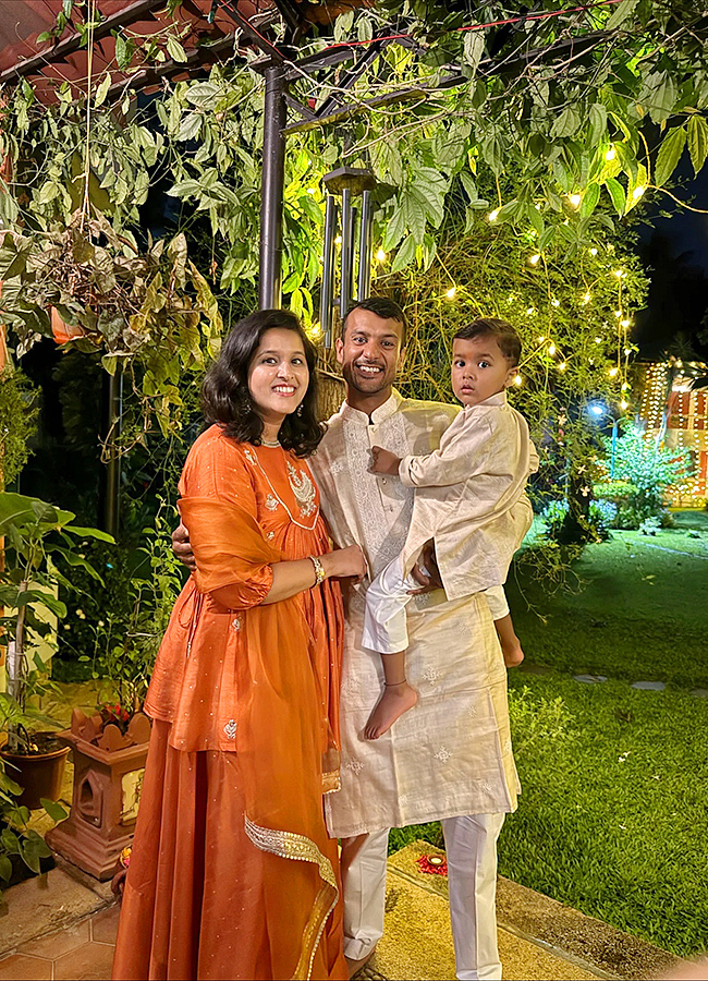 Team-india-cricketrs-diwali-2025-celebrations_-_2810_29.jpg 10