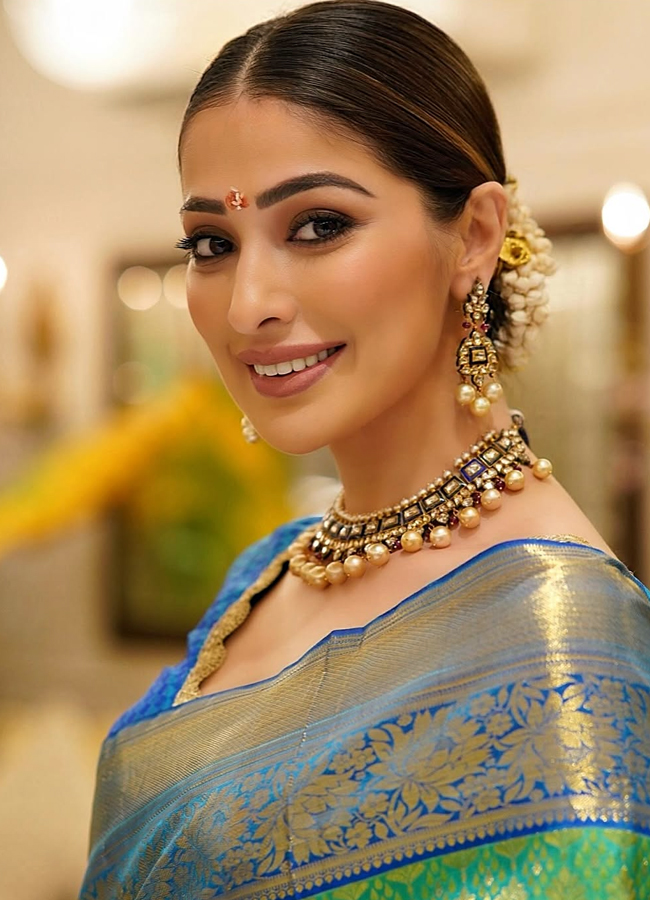 RaaiLaxmi_20diwali_20looks11.jpg 12