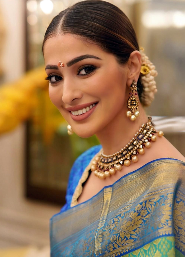 RaaiLaxmi_20diwali_20looks13.jpg 14