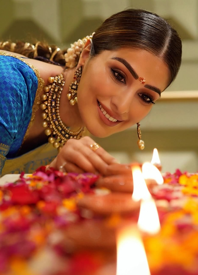 RaaiLaxmi_20diwali_20looks14.jpg 15