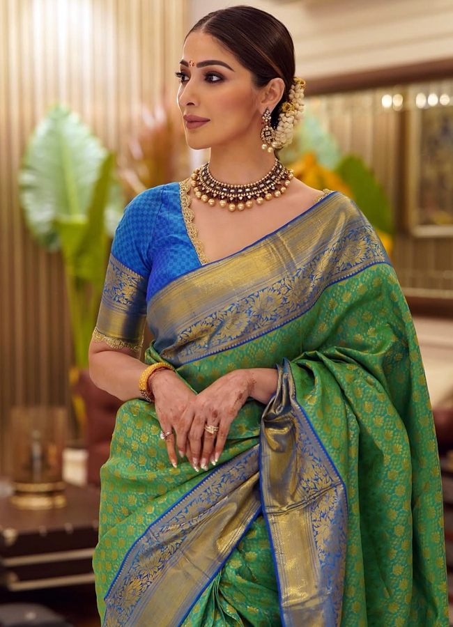 RaaiLaxmi_20diwali_20looks2.jpg 3