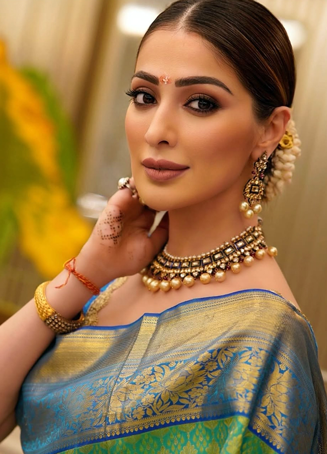 RaaiLaxmi_20diwali_20looks5.jpg 6