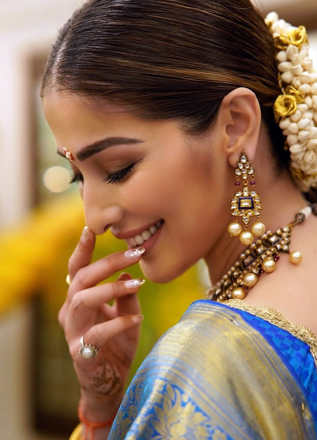RaaiLaxmi_20diwali_20looks6.jpg 7
