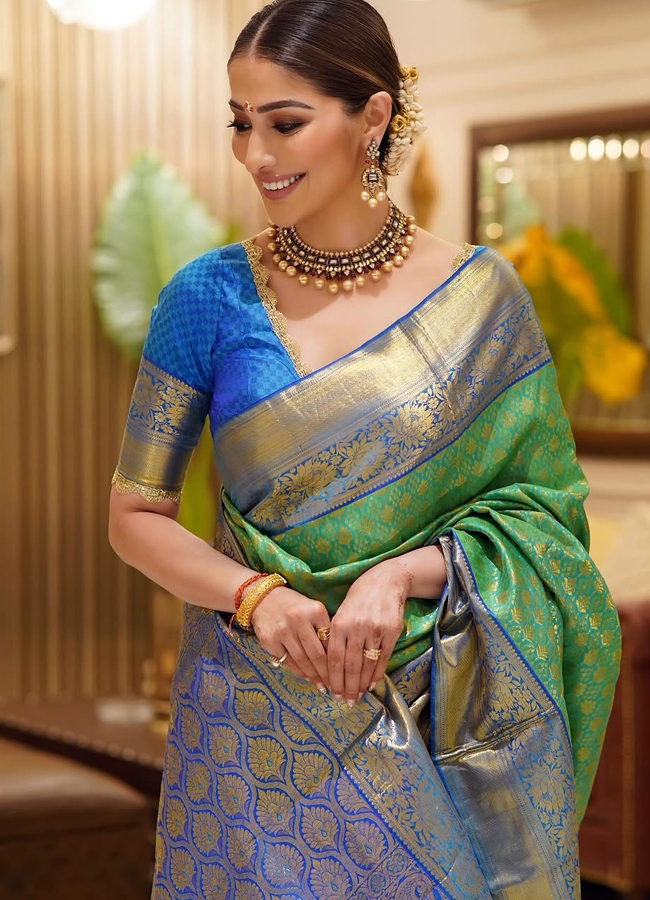 RaaiLaxmi_20diwali_20looks7.jpg 8