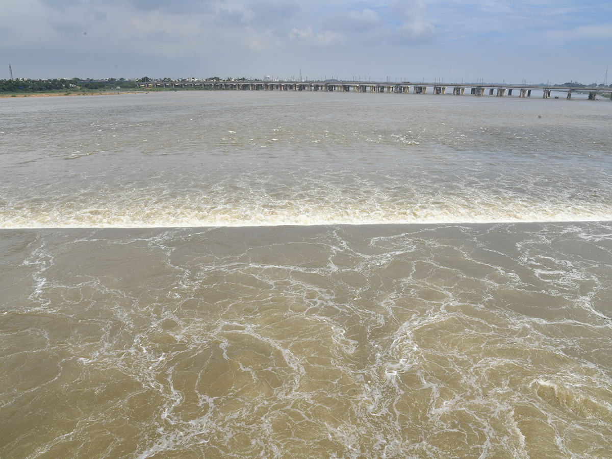Huge_20Water_20Flow_20In_20Penna_20River_20Nellore_20barrage__20_2813_29.jpg 13