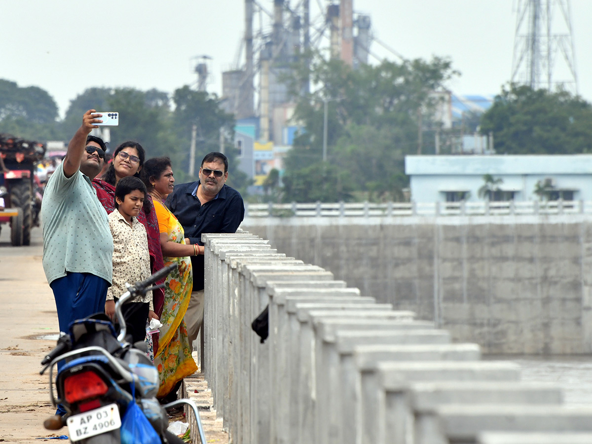Huge_20Water_20Flow_20In_20Penna_20River_20Nellore_20barrage__20_2817_29.jpg 17