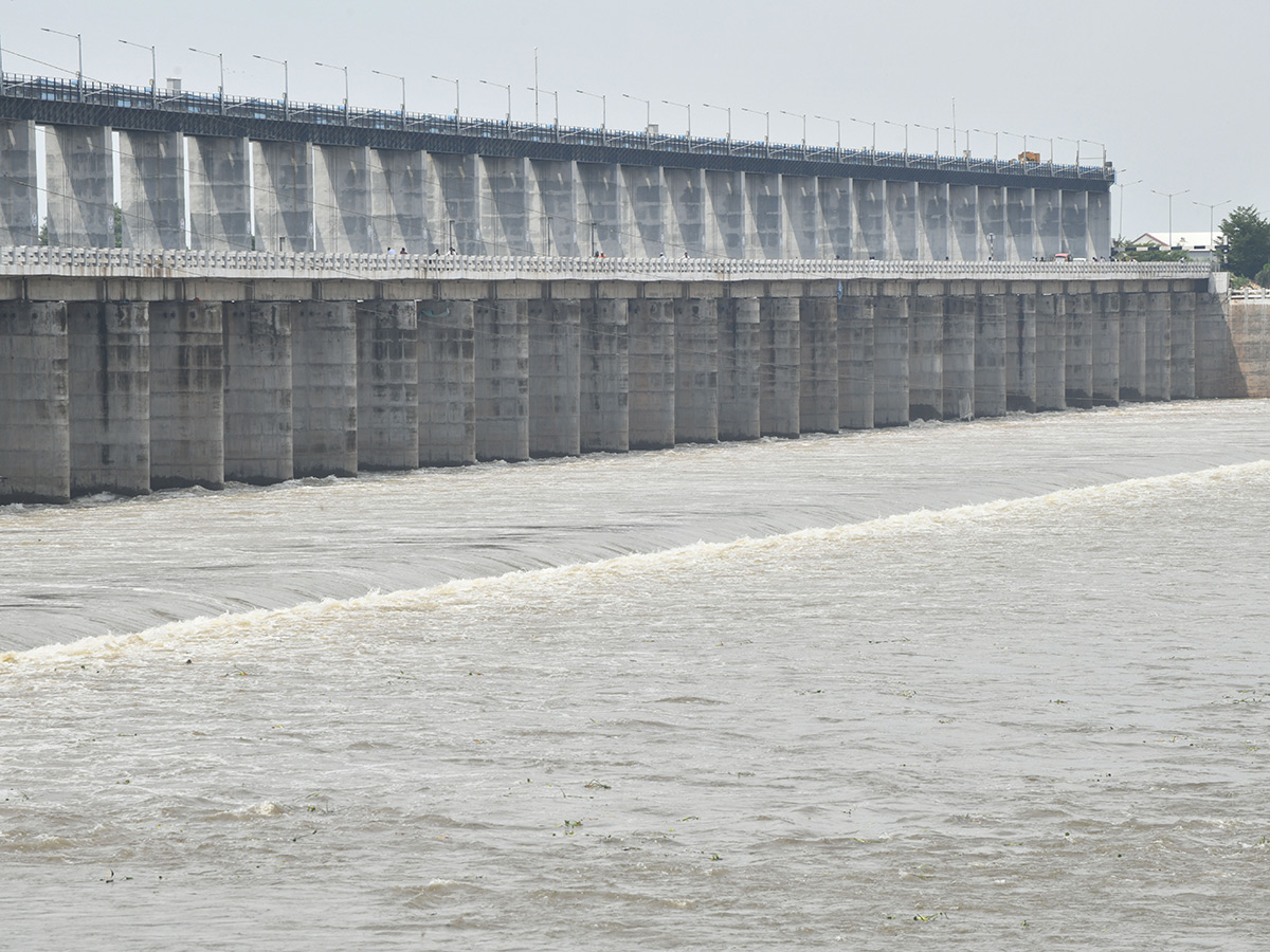 Huge_20Water_20Flow_20In_20Penna_20River_20Nellore_20barrage__20_284_29.jpg 4