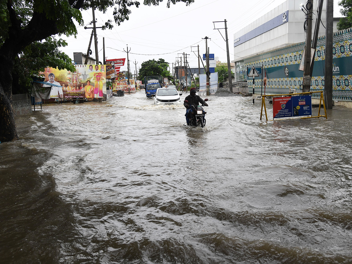 Heavy_20Rains_20in_20Andhra_20Pradesh_20Today_20Photos__20_2812_29.jpg 12