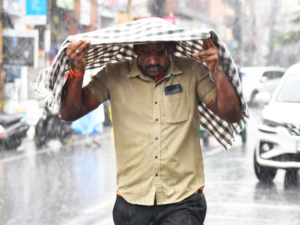 Heavy_20Rains_20in_20Andhra_20Pradesh_20Today_20Photos__20_2817_29.jpg 17
