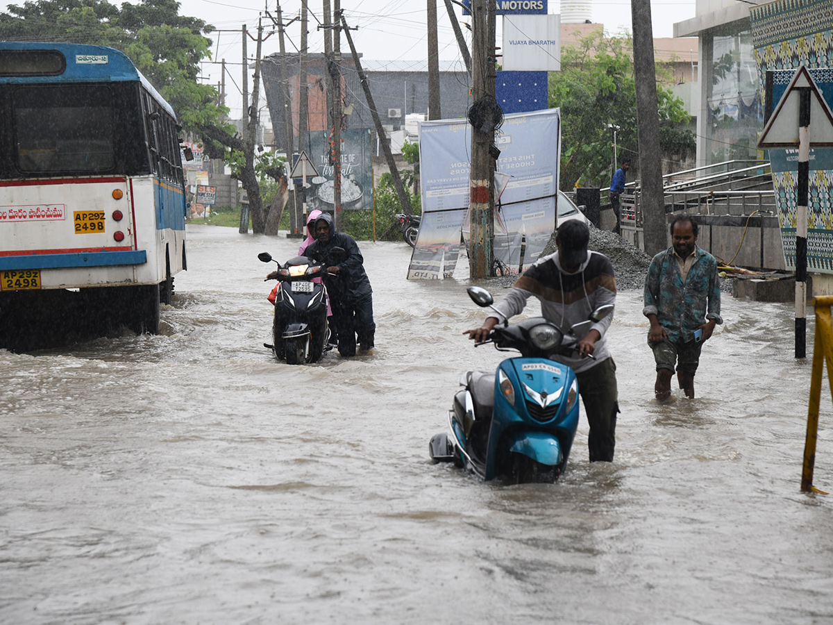 Heavy_20Rains_20in_20Andhra_20Pradesh_20Today_20Photos__20_2819_29.jpg 19