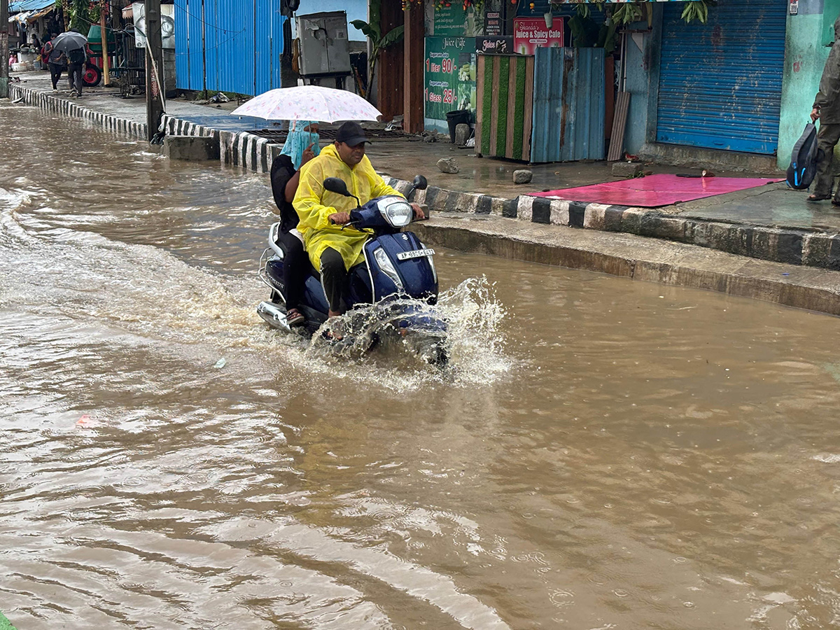 Heavy_20Rains_20in_20Andhra_20Pradesh_20Today_20Photos__20_2821_29.jpg 21