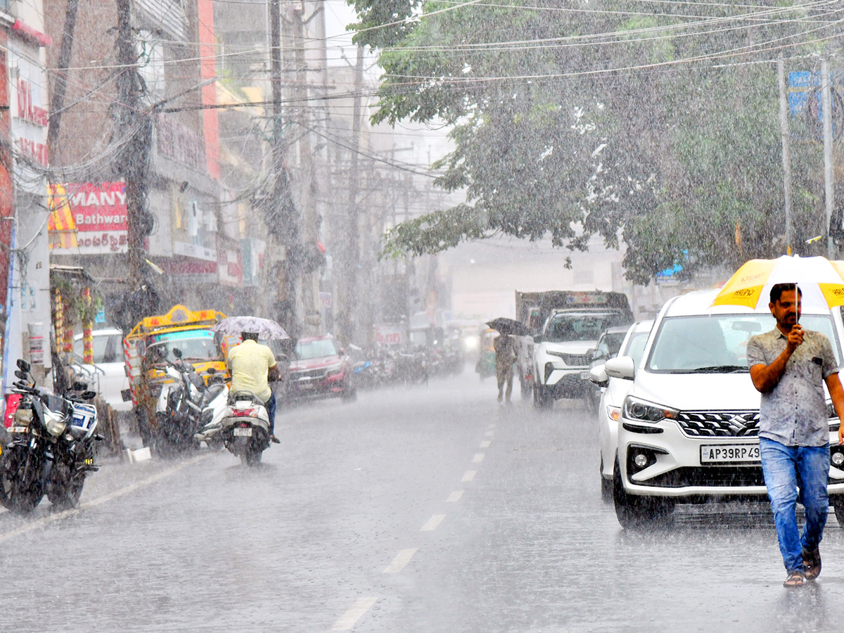 Heavy_20Rains_20in_20Andhra_20Pradesh_20Today_20Photos__20_2823_29.jpg 23