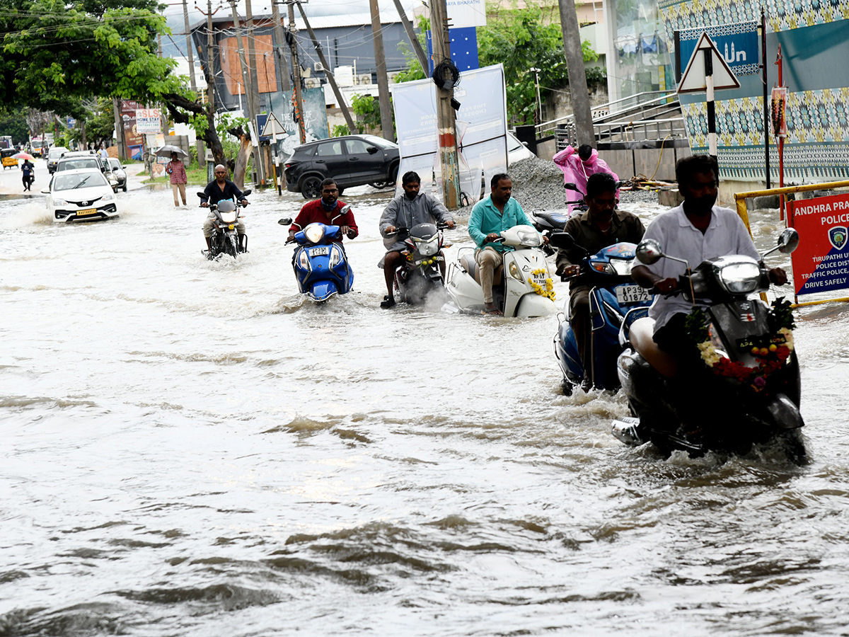 Heavy_20Rains_20in_20Andhra_20Pradesh_20Today_20Photos__20_2827_29.jpg 27