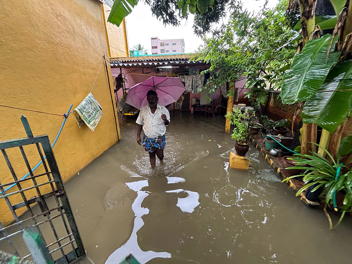 Heavy_20Rains_20in_20Andhra_20Pradesh_20Today_20Photos__20_284_29.jpg 4