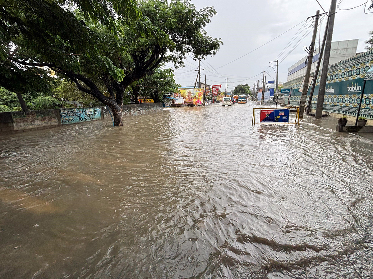 Heavy_20Rains_20in_20Andhra_20Pradesh_20Today_20Photos__20_289_29.jpg 9