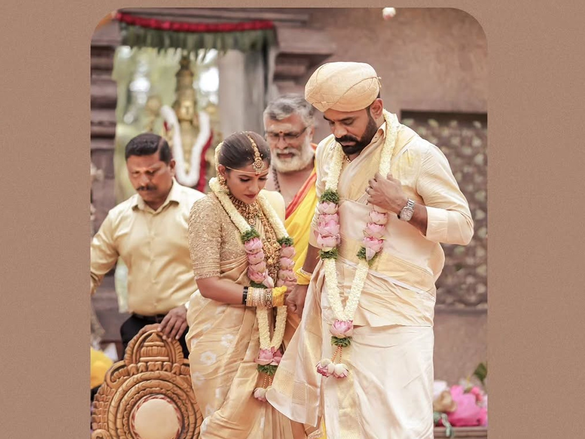 KGF_20cinematographer_20Bhuvan_20Gowda_20And_20Nikitha_20wedding_20Photos_20_2811_29.jpg 11