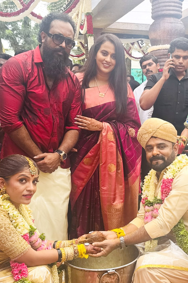 KGF_20cinematographer_20Bhuvan_20Gowda_20And_20Nikitha_20wedding_20Photos_20_2822_29.jpg 22