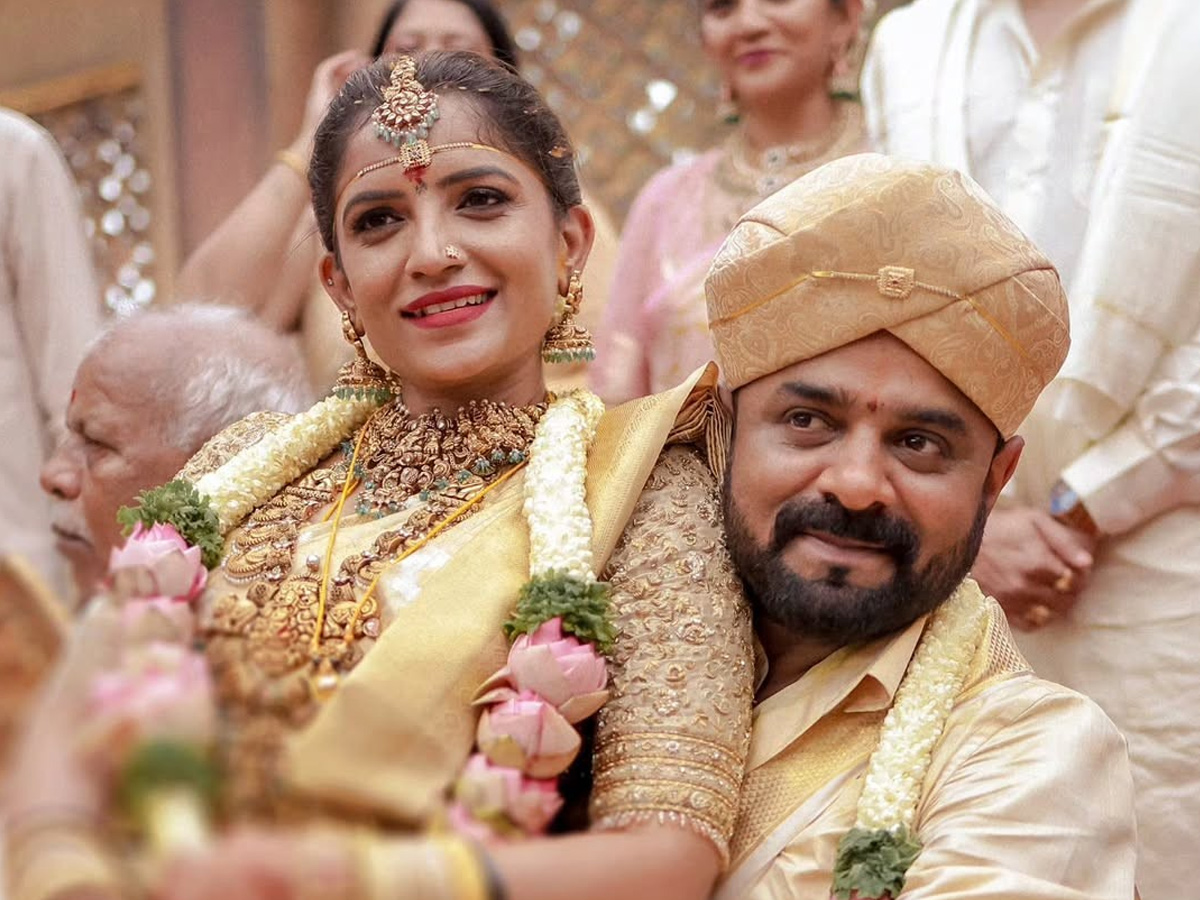 KGF_20cinematographer_20Bhuvan_20Gowda_20And_20Nikitha_20wedding_20Photos_20_286_29.jpg 9