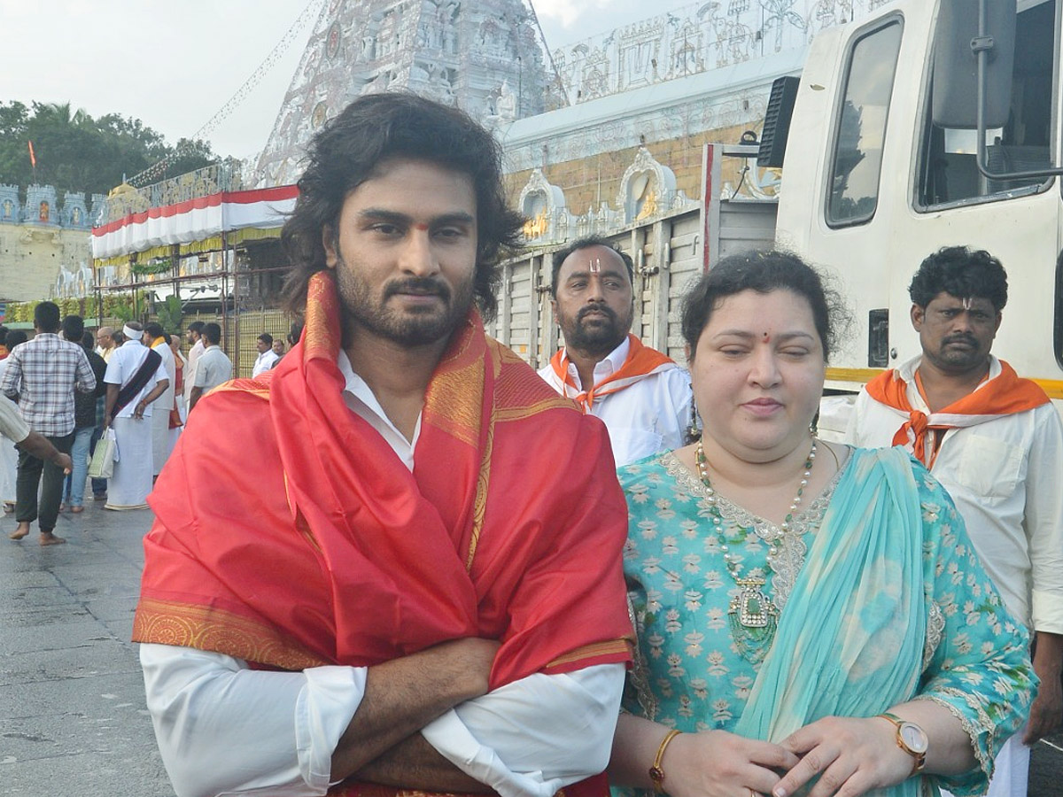 Hero_20Sudheer_20Babu_20And_20Balagam_20Director_20Venu_20Visits_20Tirumala_20Temple_20PHotos_20_2810_29.jpg 11