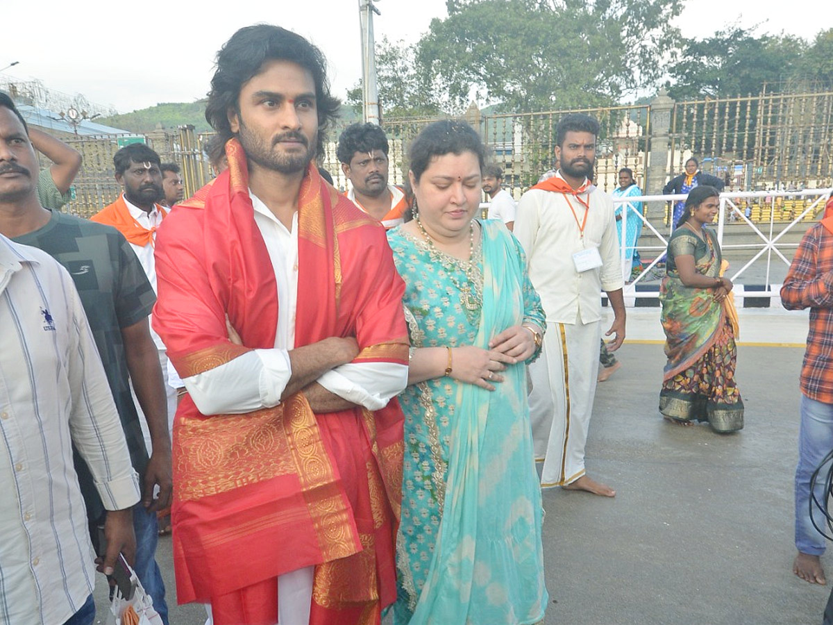 Hero_20Sudheer_20Babu_20And_20Balagam_20Director_20Venu_20Visits_20Tirumala_20Temple_20PHotos_20_2812_29.jpg 13