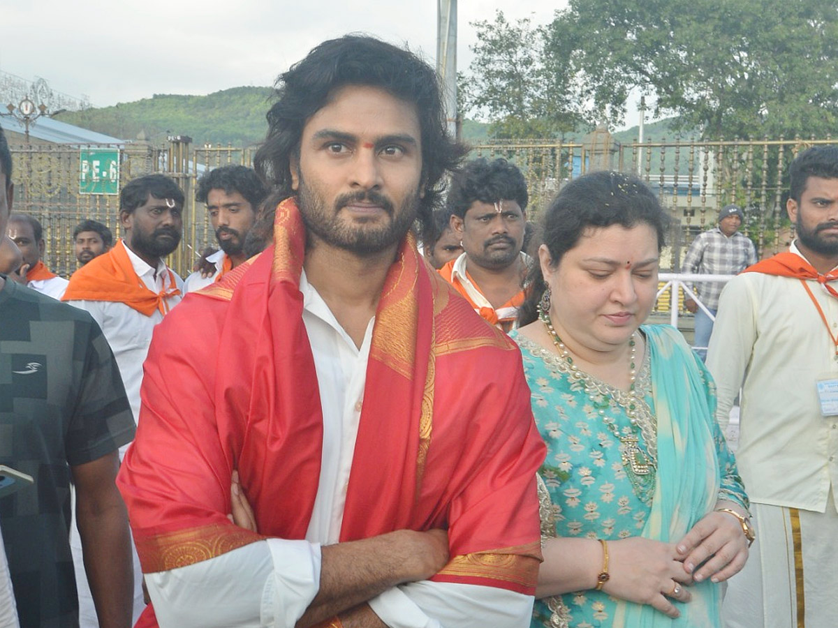 Hero_20Sudheer_20Babu_20And_20Balagam_20Director_20Venu_20Visits_20Tirumala_20Temple_20PHotos_20_2813_29.jpg 14