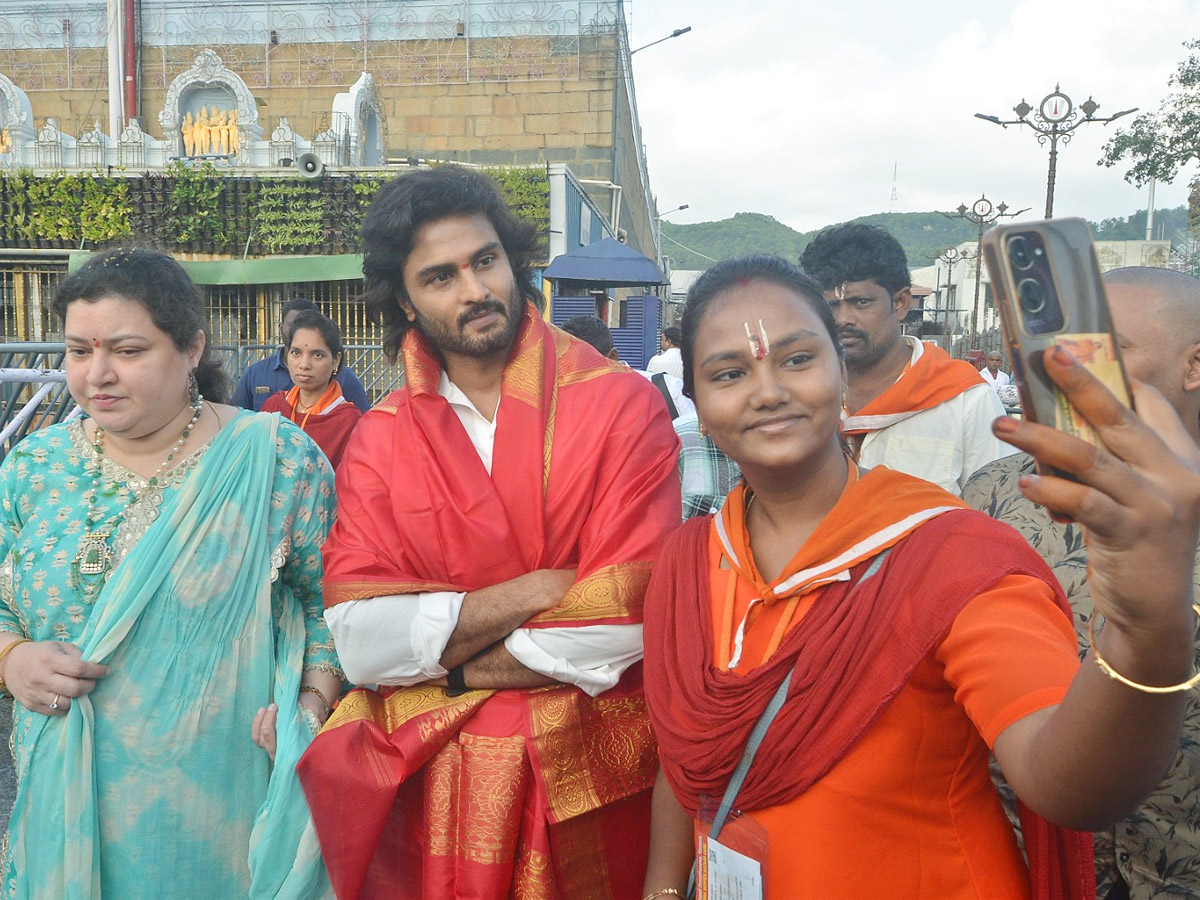 Hero_20Sudheer_20Babu_20And_20Balagam_20Director_20Venu_20Visits_20Tirumala_20Temple_20PHotos_20_2814_29.jpg 15