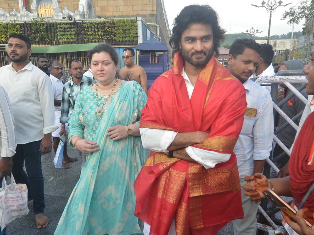 Hero_20Sudheer_20Babu_20And_20Balagam_20Director_20Venu_20Visits_20Tirumala_20Temple_20PHotos_20_2815_29.jpg 16