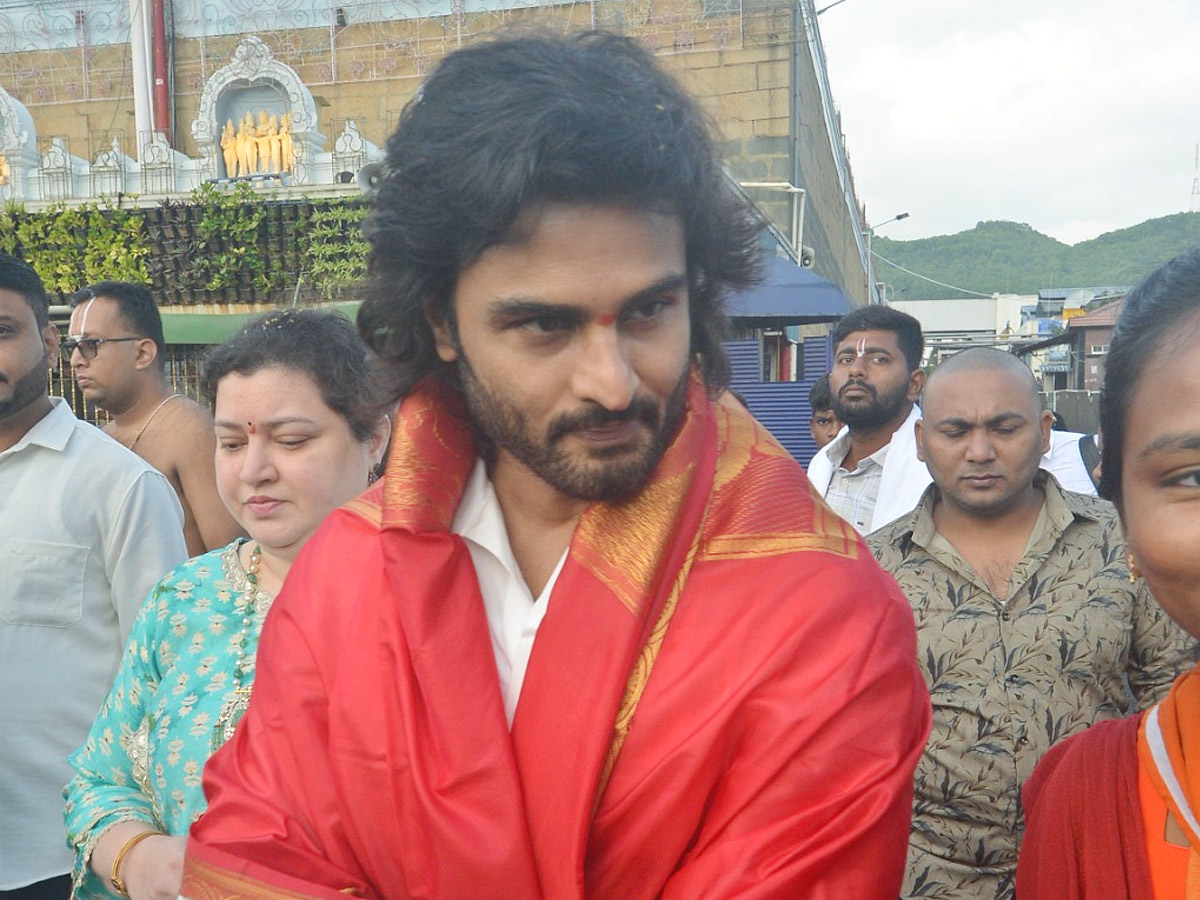 Hero_20Sudheer_20Babu_20And_20Balagam_20Director_20Venu_20Visits_20Tirumala_20Temple_20PHotos_20_2816_29.jpg 17