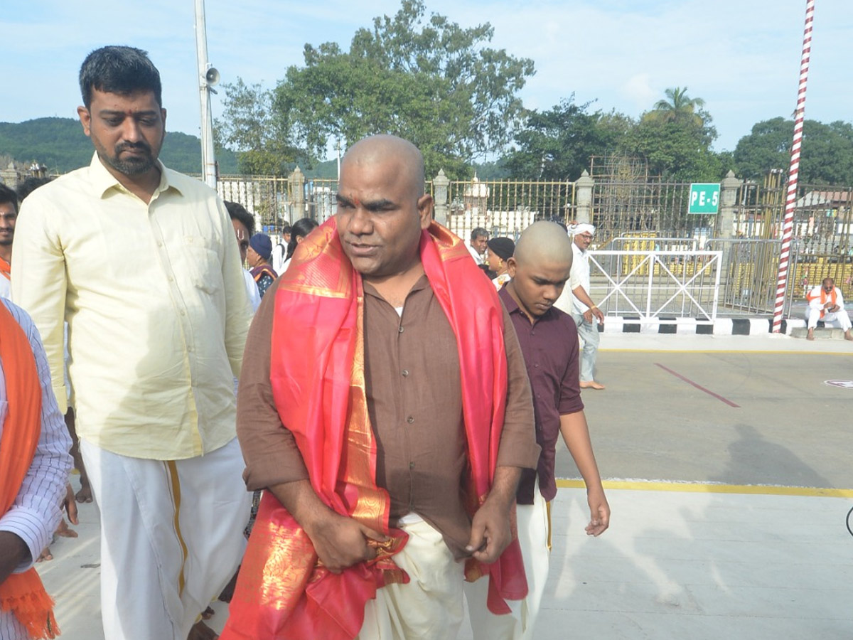 Hero_20Sudheer_20Babu_20And_20Balagam_20Director_20Venu_20Visits_20Tirumala_20Temple_20PHotos_20_281_29.jpg 2