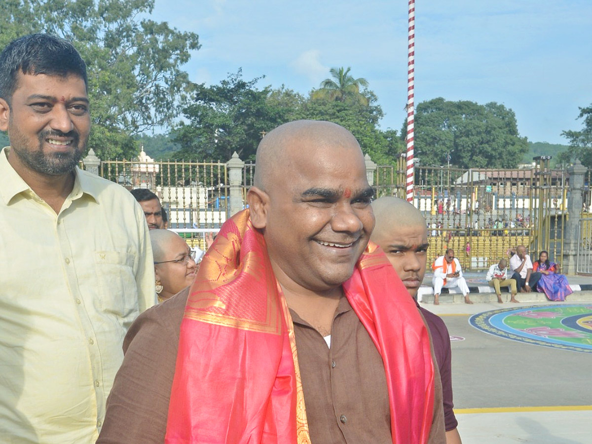 Hero_20Sudheer_20Babu_20And_20Balagam_20Director_20Venu_20Visits_20Tirumala_20Temple_20PHotos_20_282_29.jpg 3