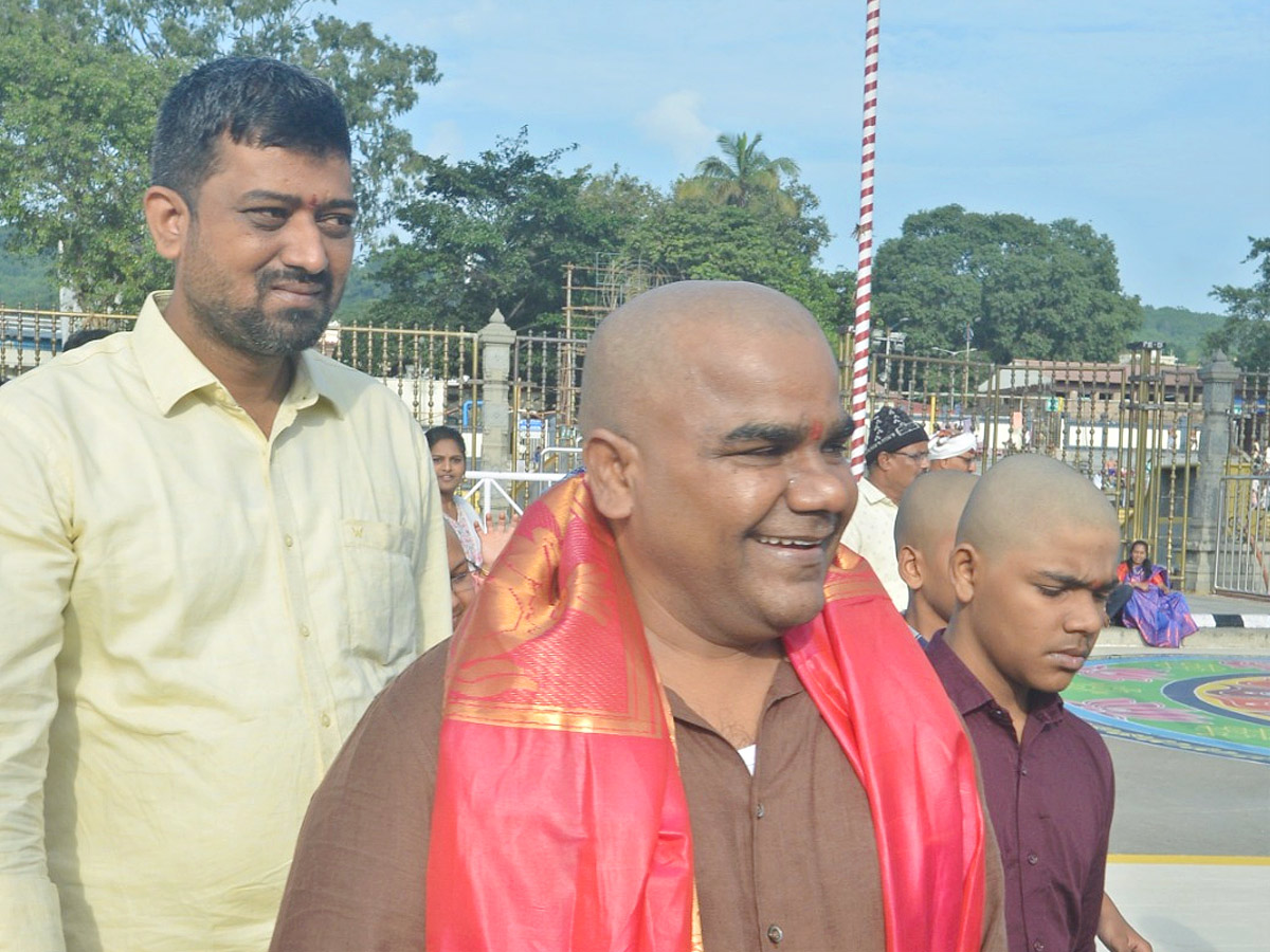 Hero_20Sudheer_20Babu_20And_20Balagam_20Director_20Venu_20Visits_20Tirumala_20Temple_20PHotos_20_283_29.jpg 4