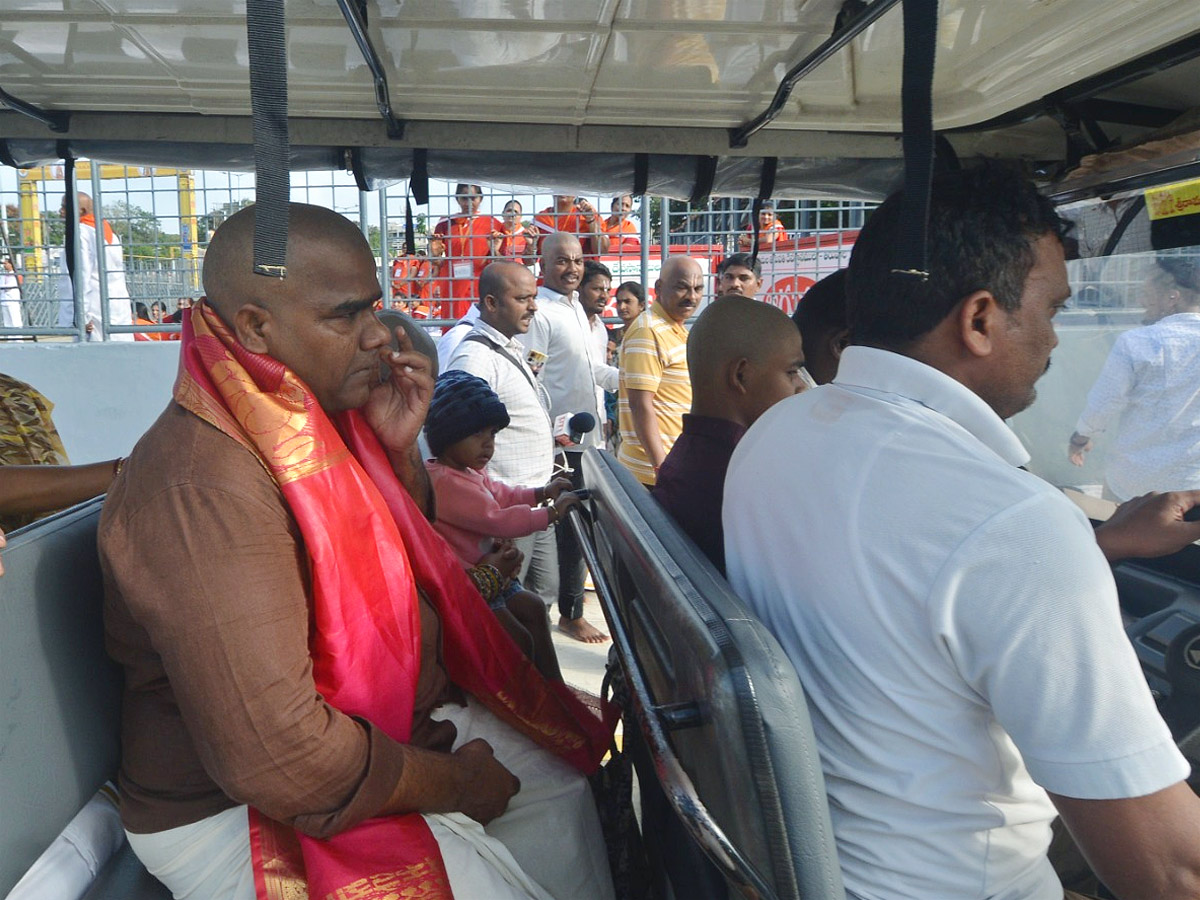 Hero_20Sudheer_20Babu_20And_20Balagam_20Director_20Venu_20Visits_20Tirumala_20Temple_20PHotos_20_284_29.jpg 5