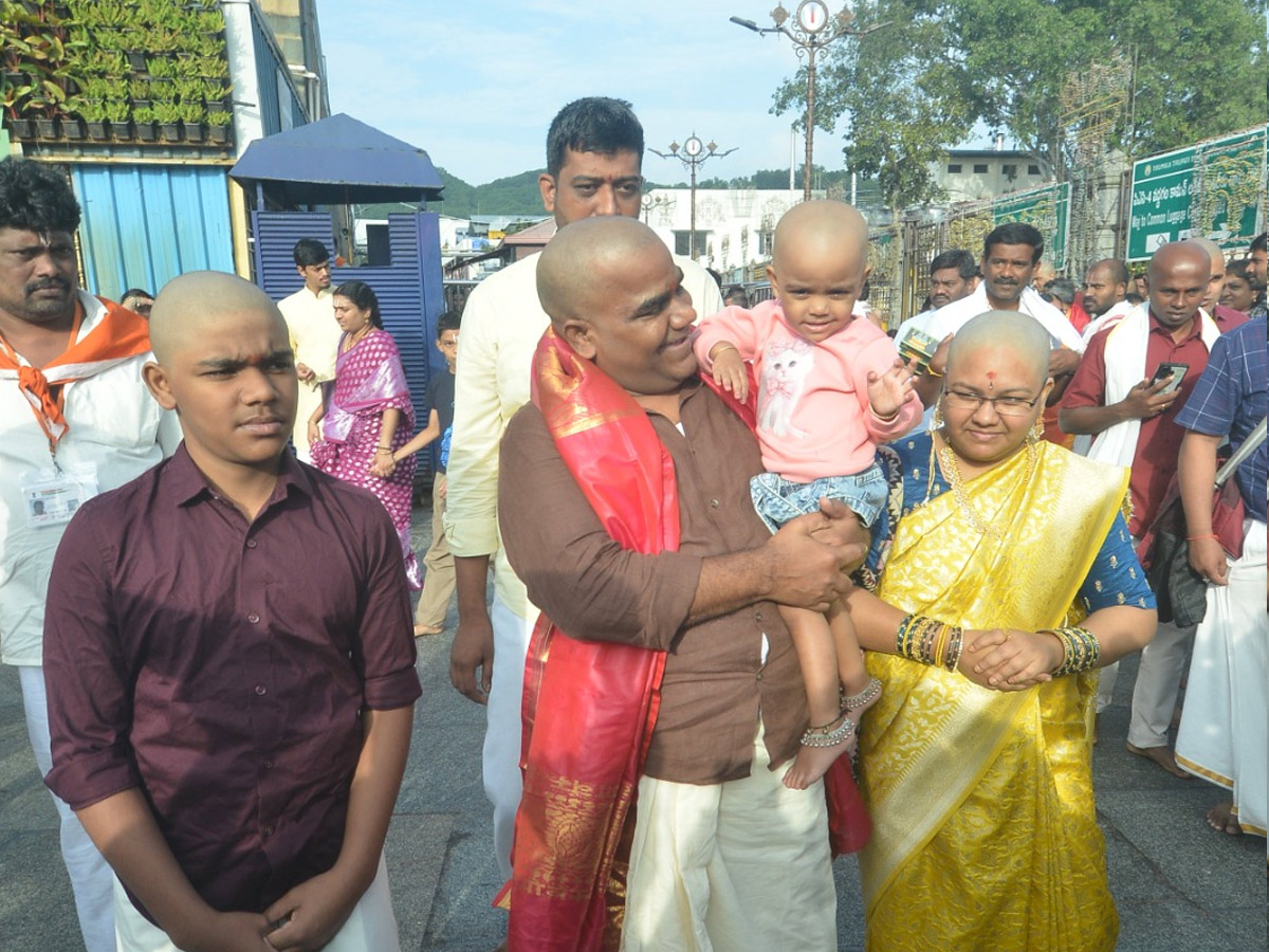 Hero_20Sudheer_20Babu_20And_20Balagam_20Director_20Venu_20Visits_20Tirumala_20Temple_20PHotos_20_286_29.jpg 7