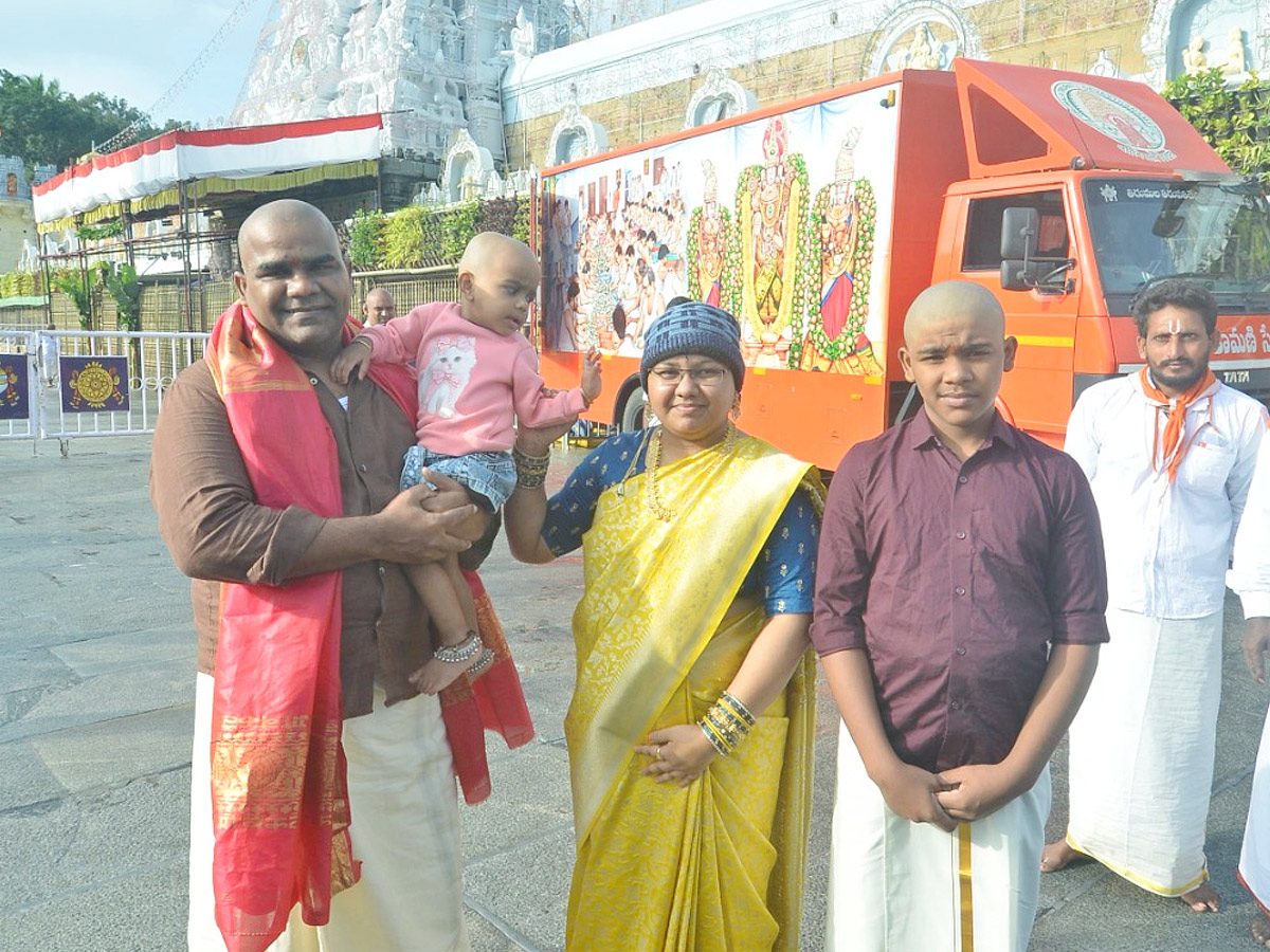 Hero_20Sudheer_20Babu_20And_20Balagam_20Director_20Venu_20Visits_20Tirumala_20Temple_20PHotos_20_287_29.jpg 8