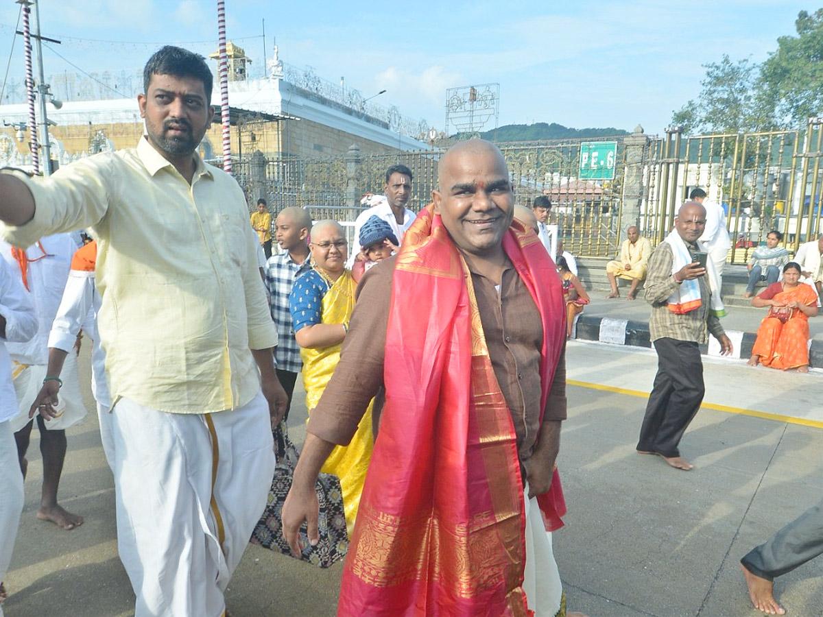Hero_20Sudheer_20Babu_20And_20Balagam_20Director_20Venu_20Visits_20Tirumala_20Temple_20PHotos_20_288_29.jpg 9
