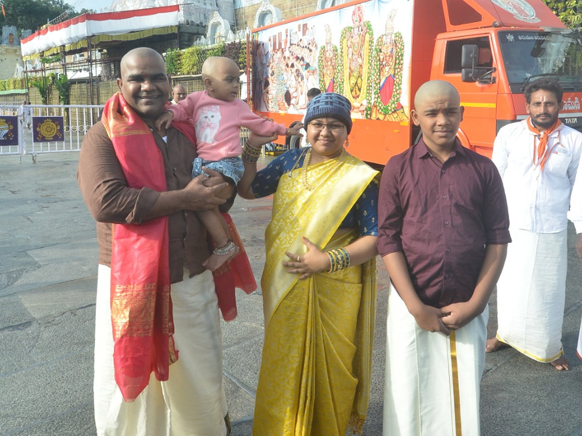 Hero_20Sudheer_20Babu_20And_20Balagam_20Director_20Venu_20Visits_20Tirumala_20Temple_20PHotos_20_289_29.jpg 10