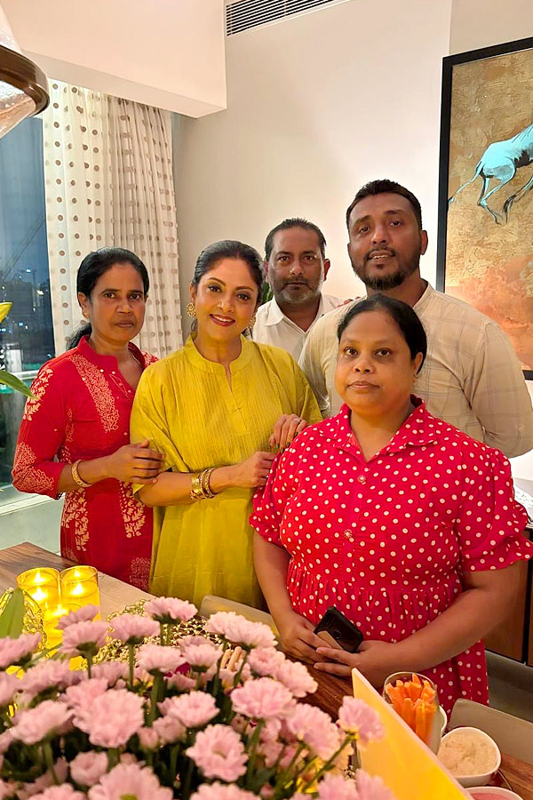 senior_20Actress_20Nadhiya_20enjoys_20a_20warm_20birthday_20celebration_20with_20her_20family_20Photos_20_282_29.jpg 3