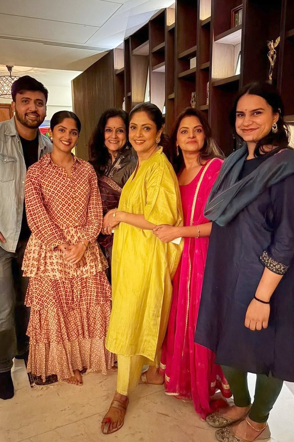 senior_20Actress_20Nadhiya_20enjoys_20a_20warm_20birthday_20celebration_20with_20her_20family_20Photos_20_284_29.jpg 5