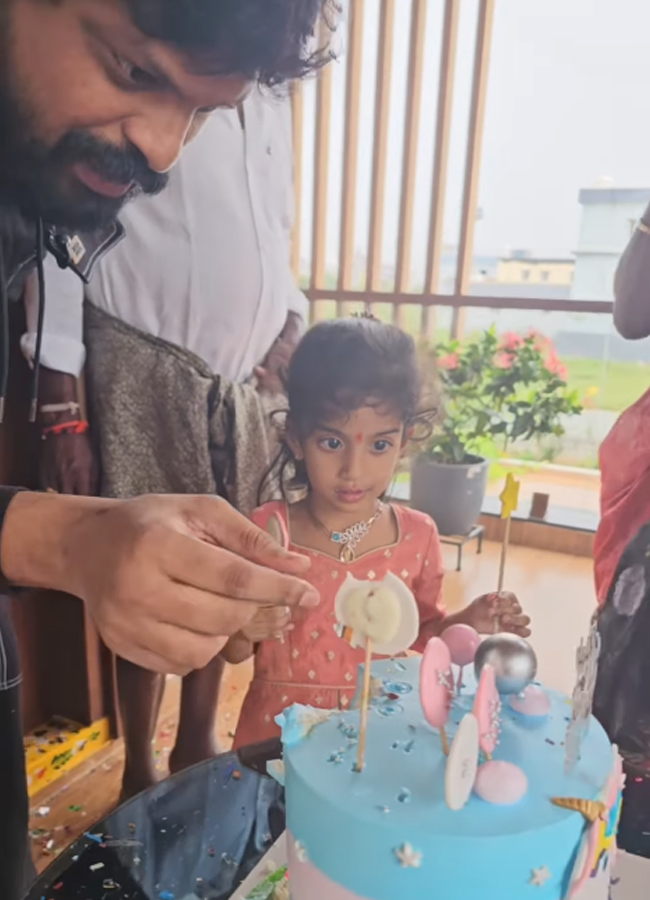Adhi_20reddy_20daughter_20birthday12.jpg 13