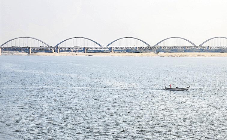 GODAVARI_RIVER_AT_RAJAHMUND.jpg