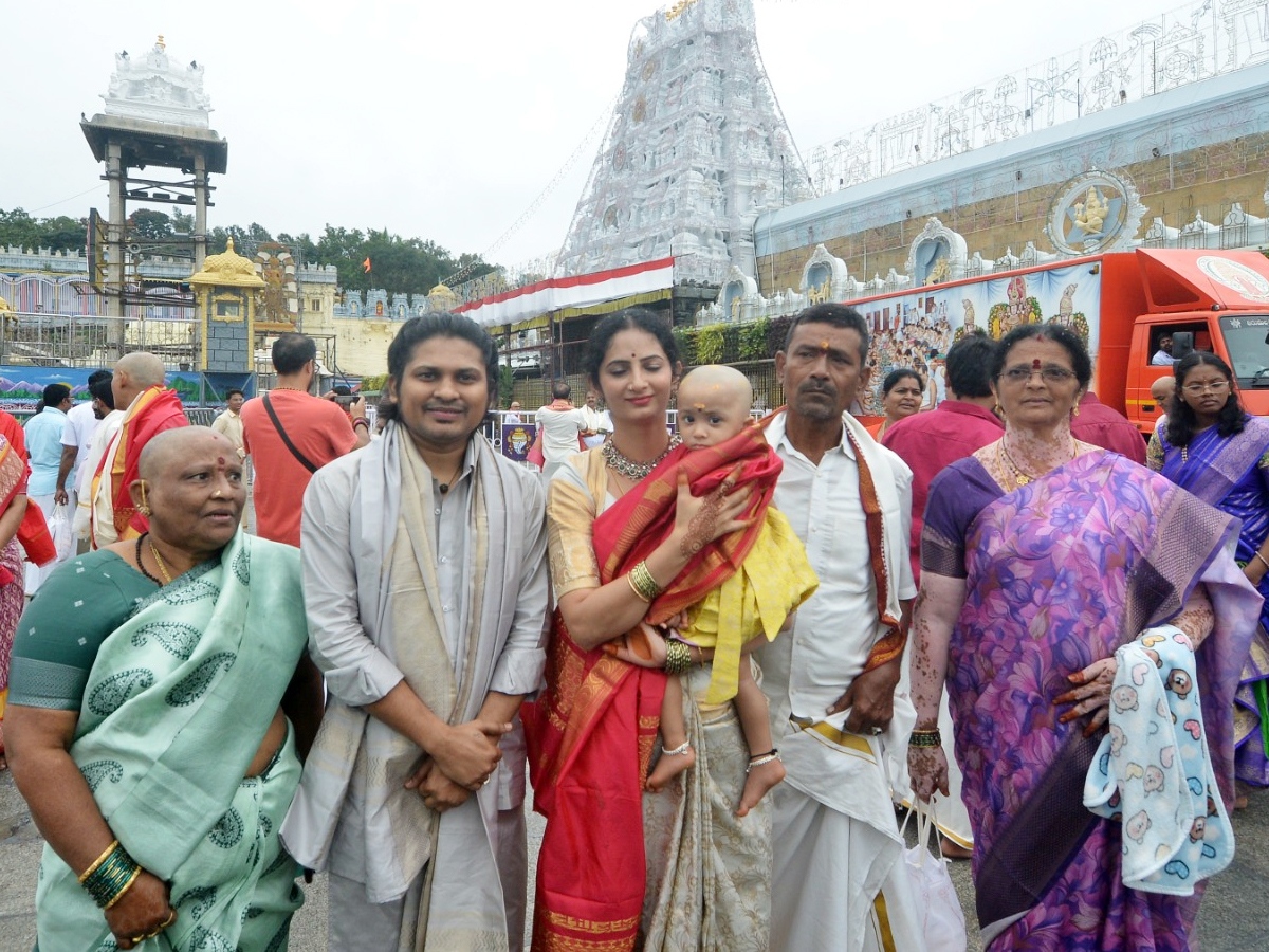 Prabhas_20sister_20in_20tirumala11.jpg 12