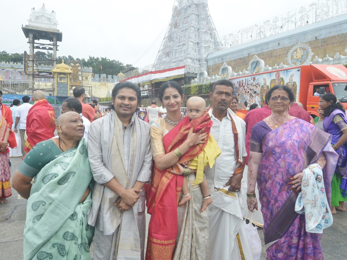 Prabhas_20sister_20in_20tirumala12.jpg 13