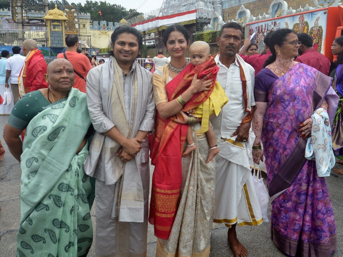 Prabhas_20sister_20in_20tirumala13.jpg 14